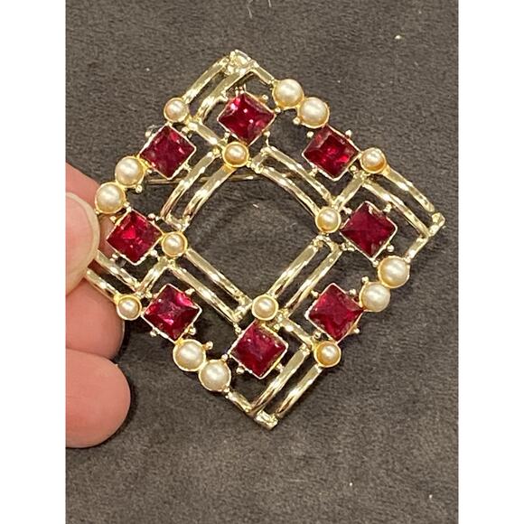 Vintage Sarah Coventry Square Gold Tone Brooch Red Stone Faux Pearl 1.75” Pin - Picture 1 of 6